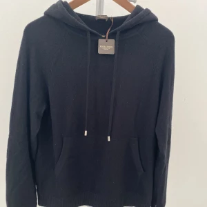Kashmir hoodie  - Hej, jag säljer min kashmir hoodie från rose and born eftersom att jag har vuxit ur den.   Hoodien är 100% kashmir Storlek: 44/xs men är stor i storleken, passar definitivt S. Enda defekt: ett litet hål på armen.  Pris kan diskuteras vid snabb affär. 