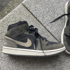 Unika Jordans  - Jordans mid i unik färg köpta på SNS, sparsamt använd, säljes i befintligt skick. 