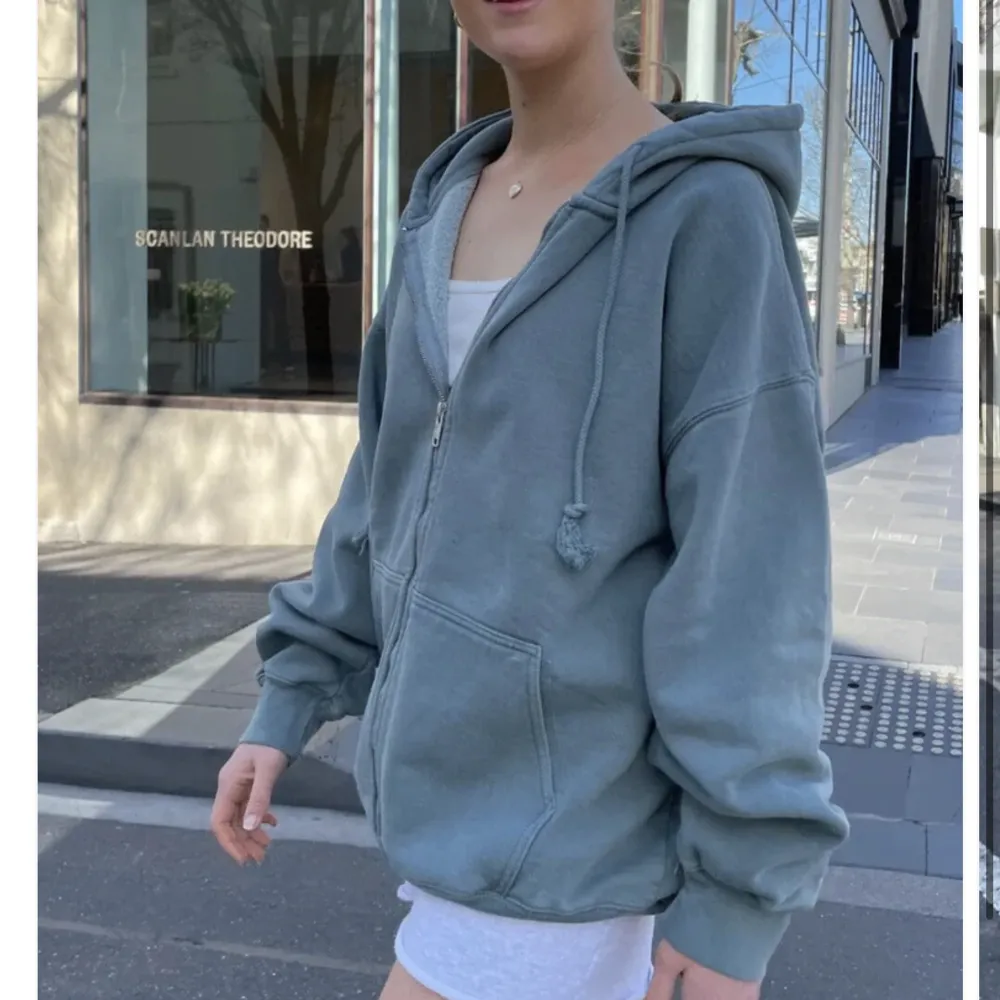 Säljer denna hoodie från brandy melville som inte kommer till användning. Originalpris 490kr. Bra skick. Den sitter oversize. Perfekt nu till hösten. . Hoodies.