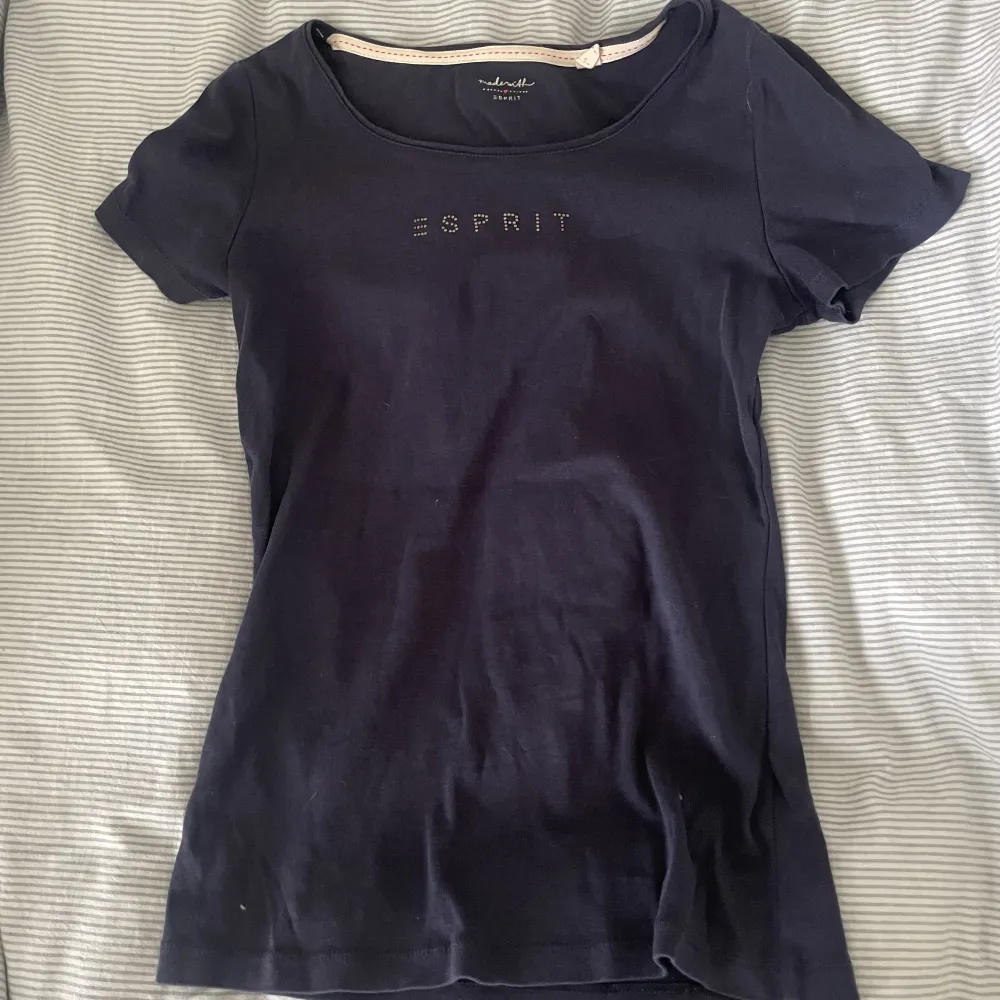 Söt rhinestones topp från Esprit. Aldrig använd köpt på sellpy ett tag sedan 😇 tryck gärna köp nu . T-shirts.