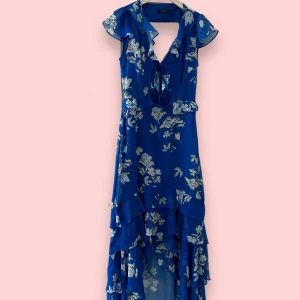 Blå maxi-klänning - Blå klänning med vita blommor från Trendyol i storlek 36. Du kan använda KÖP NU 🫶🧚