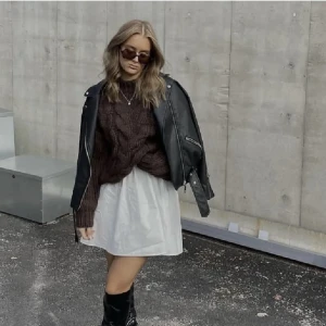 Stickad tröja  - Brun stickad tröja från nakd i storlek M