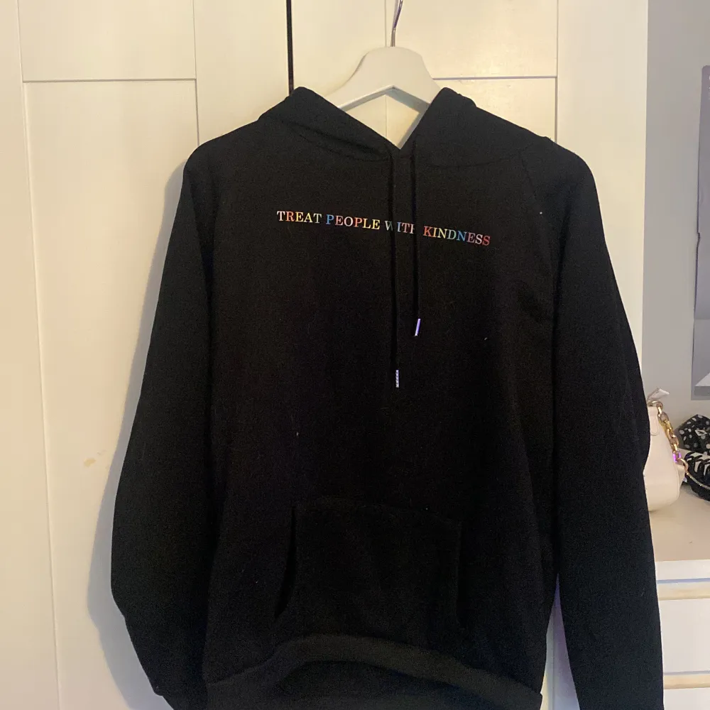 En ”treat people with kindness” tröja som tyvärr inte kommer till användning för mig. Det är stor storlek men den passar på en S/M väldigt bra också. . Hoodies.