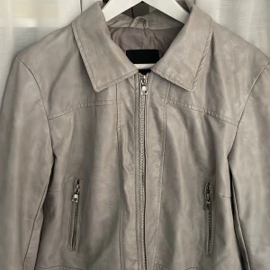 Skinnjacka - Cool grå skinnimiterad jacka