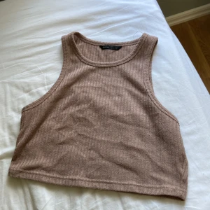 Snyggt linne!! - Jag säljer detta bruna linnet från Shein pågrund utav att den är för liten för mig. Storleken är xs. 