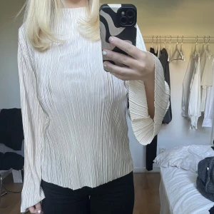 Blus  - Säljer denna fina blus från MQ stockholm studio i storlek M💕