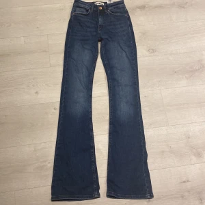 Blåa jeans - Skit snygga jeans från Only. Storlek xs/32. Snygg vid midjan. Knappast använda.