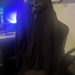 Ralph lauren zip hoodie - Ralph lauren hoodie. Köpt på kidsbrandstore. Storlek Xl i barnstorlek. Passar S i mens.