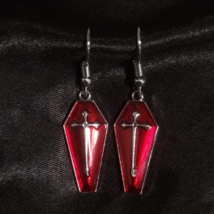 Gotiska Örhängen! ☠🩸 - Egengjorda örhängen med gothiska berlocker som är lite Dracula-inspererade. Troligtvis nickelfria men är du allergiker bör du vara försiktig. Rostfritt!