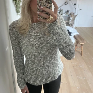 Stickad tröja grå/silver - Jätte fin grå/silver färgad stickad tröja. Ganska tunn i materialet, pris kan diskuteras🥰storlek M men liten i storleken så mer likt en S.