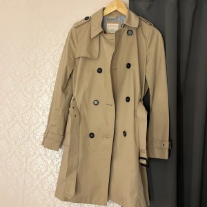 Trenchcoat beige  - Aldrig använd, helt ny köpte den för något år sedan 💕 Original pris: 999kr 