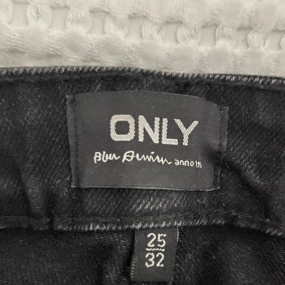 Säljer dessa svarta jeans som är använda ett fåtal gånger i storlek 32💗. Jeans & Byxor.