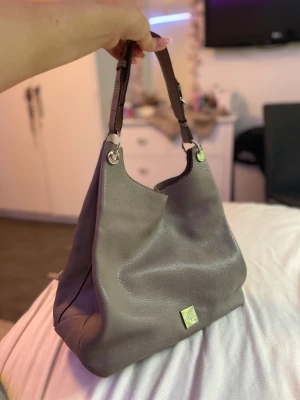 Väska - Skriv för info och bilder. Nyskick