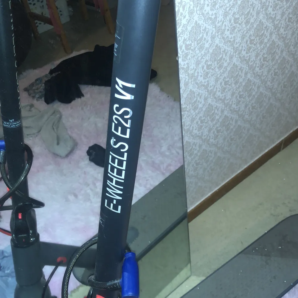 Ja har fått körkort nu så d e lite meningslös o ha kvar den. Köpte den för 4tusen i våras. Den åker 50km vid nedförsbacke och 40-35 vid uppförsbacke, d beror på hur mycket du v. O bromsen funkar sådär. . Muu.