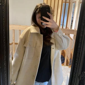 Beige höst kappa  - Inga defekter, väl omhändertagen kappa från nakd  Köpt för ca 1000kr förra året  Väldigt varm o skönt till höst och vinter  