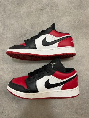 Jordan 1 retro low bred toe - Använt få gånger i nyskick Säljer då jag inte använder dem