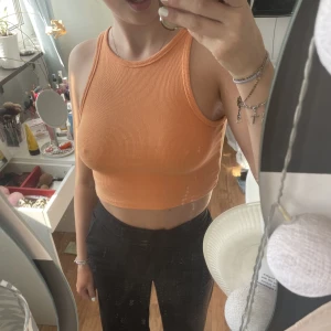 topp - orange topp ifrån hm. ganska använd men fortfarande fint skick. 💘