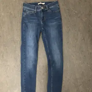 Säljer ett par Levis jeans i fint skick i storlek 25, motsvarar en vanlig 34, dem är stretchiga i modellen. Dem är tyvärr försmå för mig därav ingen bild, men längden passar bra på mig som är 170 cm. Köpta på Levis hemsida för 999 kr. 