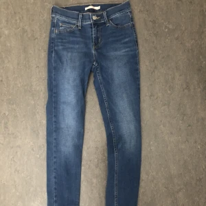 Levis skinny jeans - Säljer ett par Levis jeans i fint skick i storlek 25, motsvarar en vanlig 34, dem är stretchiga i modellen. Dem är tyvärr försmå för mig därav ingen bild, men längden passar bra på mig som är 170 cm. Köpta på Levis hemsida för 999 kr. 
