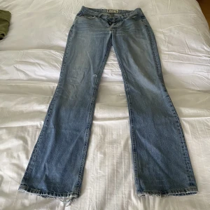 Lågmidjade bootcut jeans - De perfekta lågmidjade bootcut jeansen från crocker. Frakt ingår inte