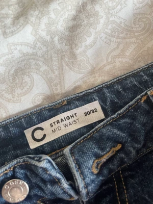 Jeans!! - Ett par straight midwaist jeans ifrån Cubus. Helt nya! Säljer då dom är för stora💘 Nypris 500 säljer för 300. Pris kan diskuteras 