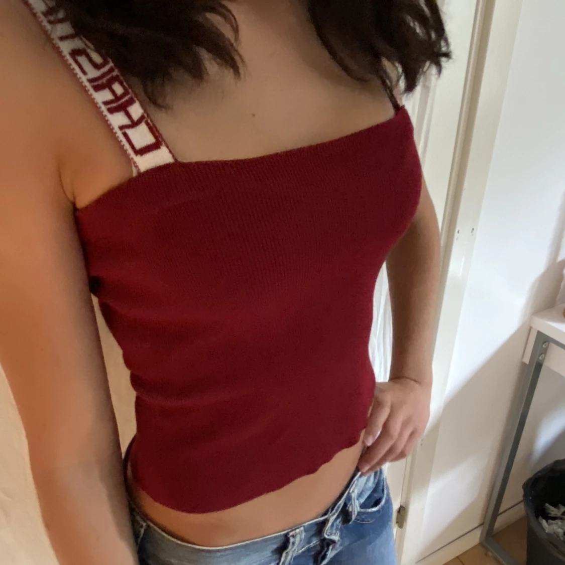 Rött linne med feta band