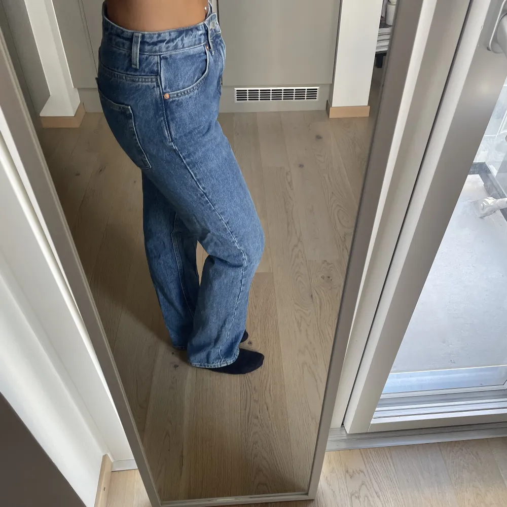 Super snygga weekday jeans i modell voyage storlek 28/30, använd ett fåtal gånger skulle gissa Max 5🥰 Säljer Pga de är för stora för att ha de högmidjat och för små för att ha de lågmidjat:( . Jeans & Byxor.