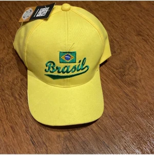 Brasilien keps - Den är köpt i Brasilien och aldrig använd. Prislappen är kvar 