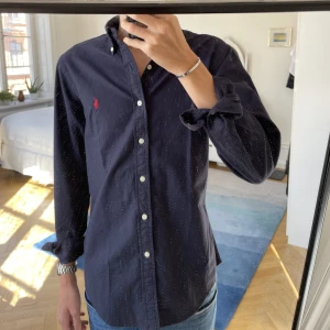 Ralph lauren skjorta  - Tja! Jag säljer nu min fina Ralph lauren skjorta i storlek S. Materialet är i bomull. Skjortan är helt oanvänd och är i super bra skick. Nypris 1500kr. Mitt pris 499kr. Tveka inte på att skriva till mig vid frågor och funderingar! 