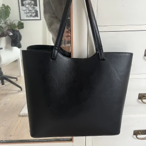 Svart väska  - Säljer denna perfekt skolväskan!! Den är från Åhléns i toppen skick🥰❤️