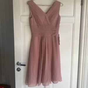 Klänning  - Funkar exempelvis perfekt som gäst på bröllop! Helt oanvänd💓