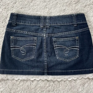 Jeans kjol med volang  - Säljer denna otroligt snygga jeans kjolen med volang!!!😍 perfekt att ha till en stickad tröja i höst❤️