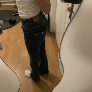 y2k low bootcut jeans  - y2k low bootcut jeans från gina! Köpta för 499kr säljs för 139 + frakt Storlek 32  Kontaka mig ifall ni vill ha fler bilder eller mått!💞 