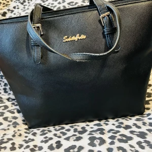 Dam axel väska i skinn - Dam axel väska i skinn.  Innerfack.  Färg: svart skinn. Använd fåtal gånger.   ”Pris går att pruta för snabb affär”. 