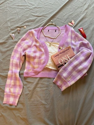 LILA CROPPAD KOFTA - Säljer denna lila kofta då den inte kommer till användning längre. Tycker den är jättesöt och passar så snyggt till lowwaisted jeans. OBS! Storleken är uppskattad. Använder köp nu och katt finns i hemmet!