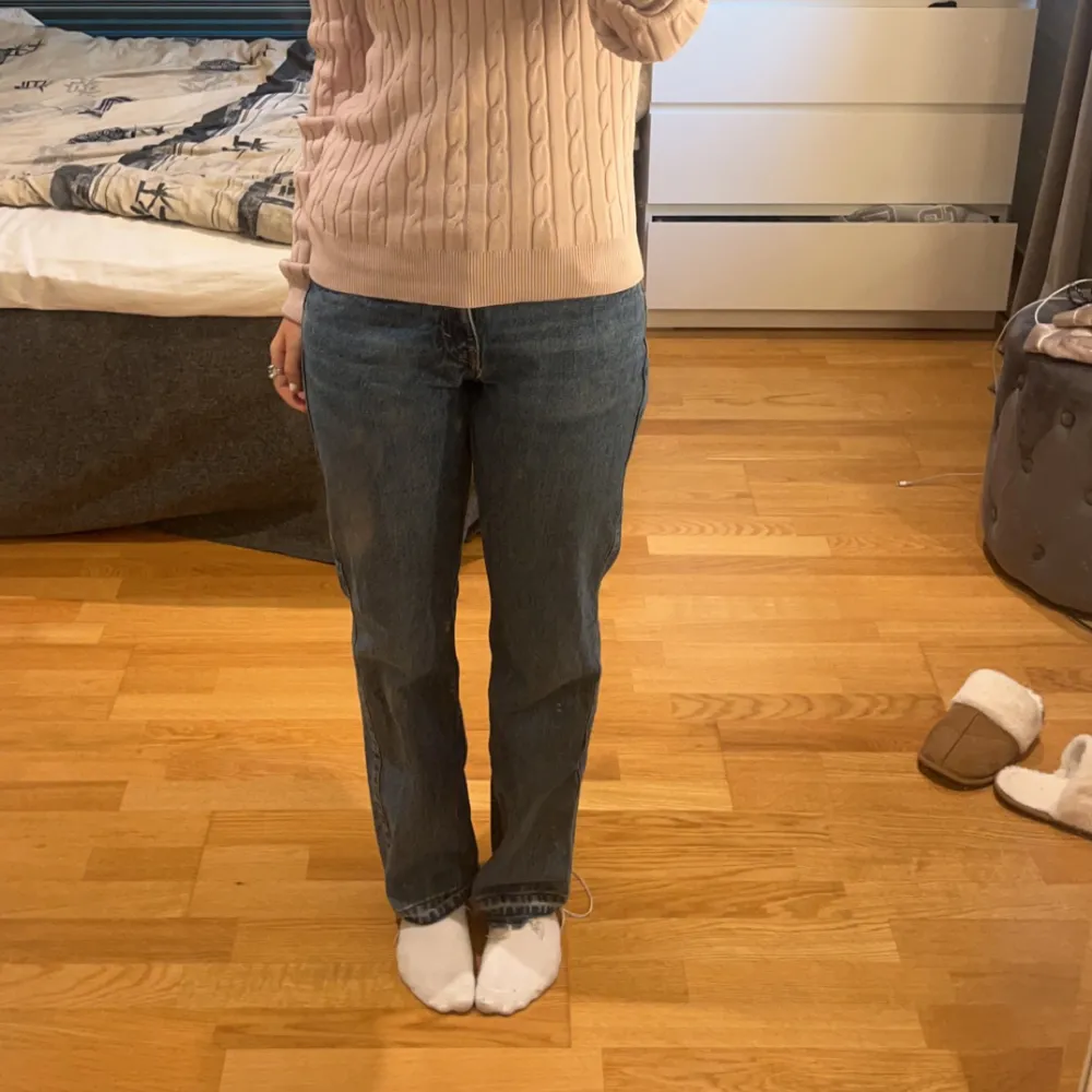 Hej, jag säljer mina Weekday low arrow jeans för att de är för korta.De är upp sprättade längst ner vid benen. Ganska använda men fortfarande bra skick💗 storleken rä 25/30💗 KÖPAREN STÅR FÖR FRAKTEN! 200kr +frakt💗. Jeans & Byxor.