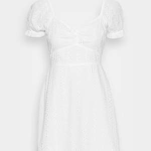 Superfin vit klänning som passar perfekt nu till sommaren. Använd vid ett tillfälle, välldigt fint skick. Nypris 500 kr