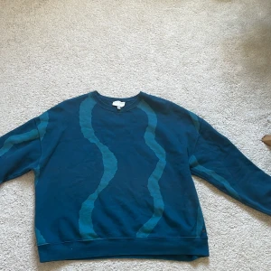 Sweatshirt - Köpt i Spanien, använd några gånger men är i fint skick! Säljer då den inte används längre!! Skriv gör fler bilder eller intresse! 