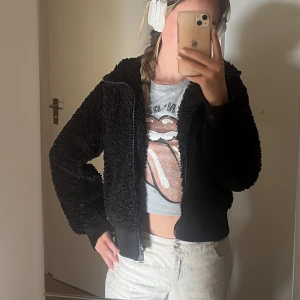 jacka - svart teddyjacka, supersöt!