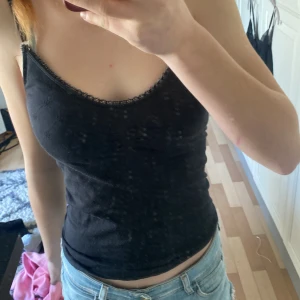 Linne -  svart linne med små blommor och glitter vid bröstet har även Scrunch 