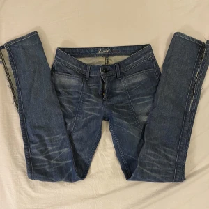 Vintage Levis jeans  - Säljer dom här vintage jeansen från Levis. Dom är egentligen skinny jeans men dom har en slits längst ner vilket gör dom utsvängda. Midjemått 37 cm tvärsöver. Innerbenets längd 85 cm. 