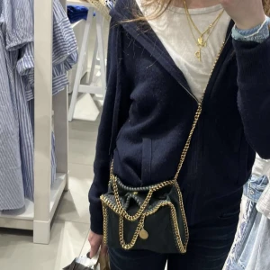 Stella McCartney väska - Superfin mörkgrön Stella väska köpt i vintras på deras hemsida nypris är 8000. I super bra skick, vill byta mot valentino väska eller annan Stella väska, men om du är intresserad av att köpa så hör av dig!❤️😻