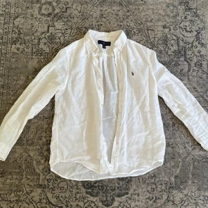 Ralph lauren skjoeta - Hej säljer nu min linne skjorta som kan vara snygg till sommaren! skickat är 9/10 har ni några funderingar så tveka inte att skriva till mig!