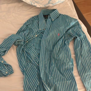 Polo Ralph Lauren skjorta randig - Storlek slim fit m! Använd men bra skick har blivit för tjock för den