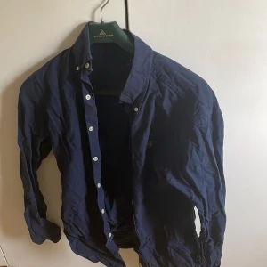 Polo Ralph Lauren skjorta - Storlek slim fit smal, haft den några år men är jättefin. Nu är jag för tjock för den