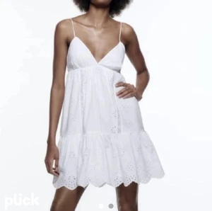 Zara klänning - Säljer denna klänning i stolek M. Endast använd vid ett tillfälle.