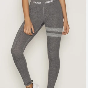 Grå Stronger tights - Skitsnygga träningstigts från stronger i stl XS! Använda men i fint skick, inga defekter💗 Nypris 599 kr.