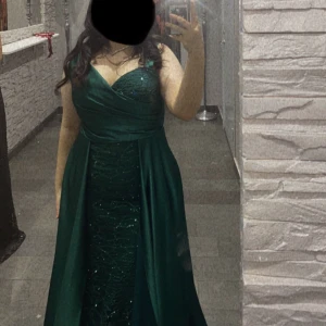 Festklänning - Använt den 1 gång, jättefin skick den behöver bara skickas till kemtvätt.