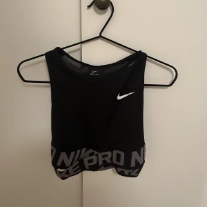 Träningstopp  - Träningstopp från nike i bra skick