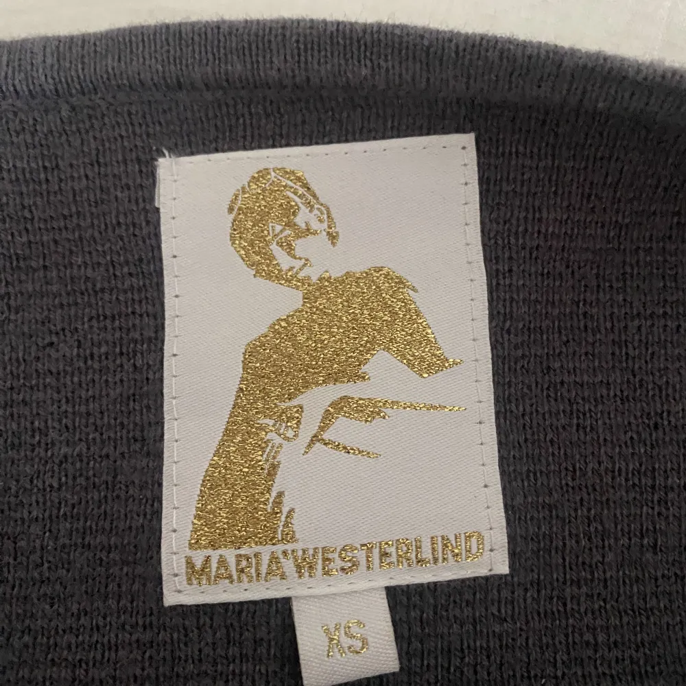 Säljer min jättefina Maria Westerlind kofta! Den passar tyvärr inte mig längre:(  Den är såklart äkta❤️. Tröjor & Koftor.